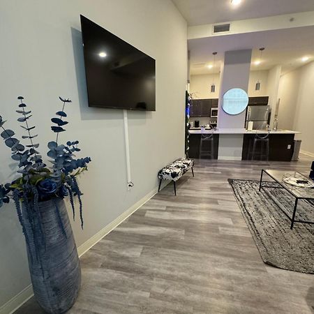 Beautiful Condo/Rooftop Patio With Free Parking คลีฟแลนด์ ภายนอก รูปภาพ