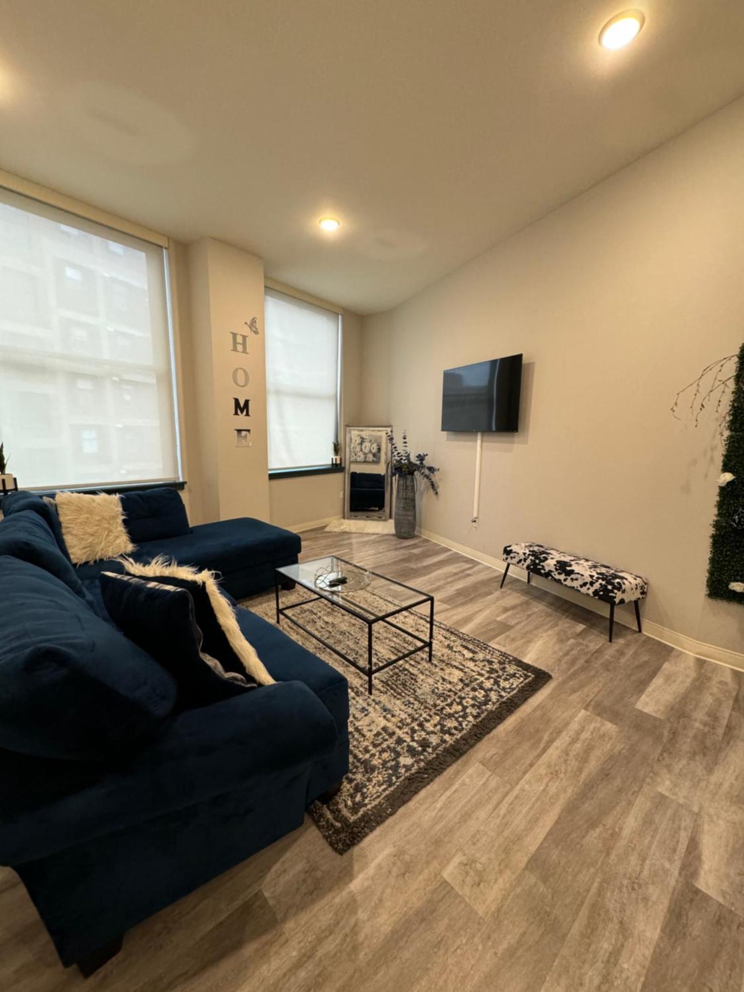 Beautiful Condo/Rooftop Patio With Free Parking คลีฟแลนด์ ภายนอก รูปภาพ