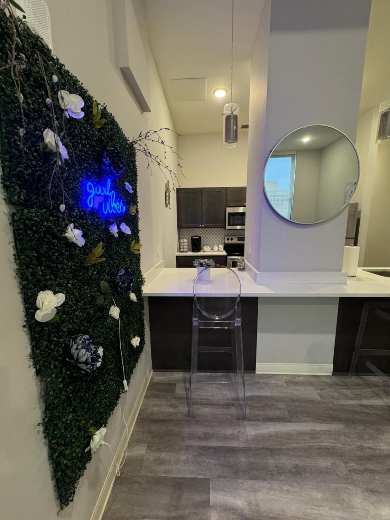 Beautiful Condo/Rooftop Patio With Free Parking คลีฟแลนด์ ภายนอก รูปภาพ